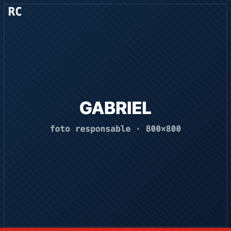 Gabriel, responsable técnico y fundador de Reprogramación Coche, en el taller